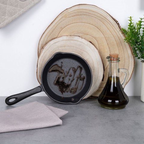ŻELIWNA OKRĄGŁA PATELNIA 16CM DO WYLEWANIA NA GAZ ŻELIWNA OKRĄGŁA PATELNIA 16CM DO WYLEWANIA NA GAZ