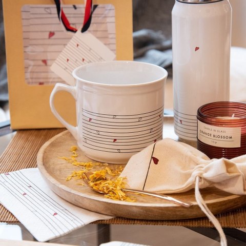 Kubek z woreczkiem ceramiczny biały SERDUSZKA 700 ml Kubek z woreczkiem ceramiczny biały SERDUSZKA 700 ml